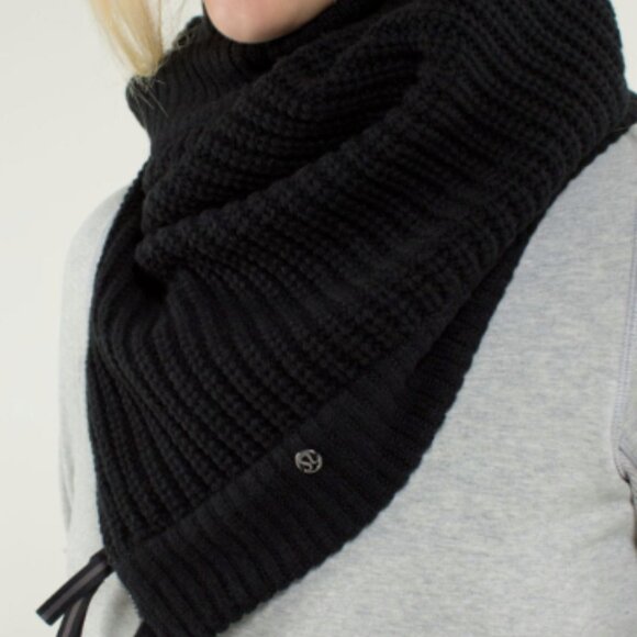 lululemon Falling Freely Neck Warmer - Picture 4 of 6